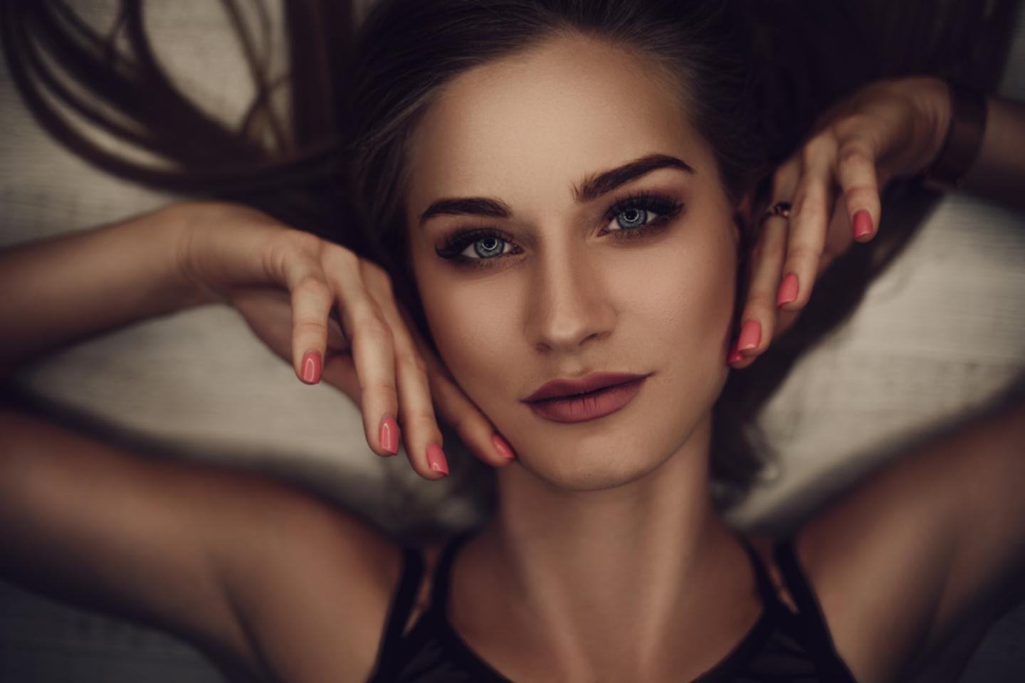 Tecniche professionali di nail art e modellamento unghie